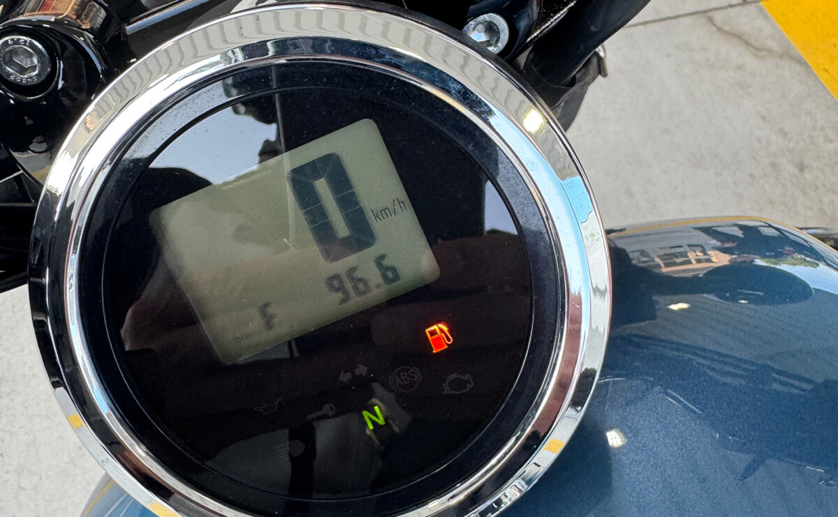 YAMAHA BOLTの燃料警告ランプが点灯してからどれくらい走れるか?